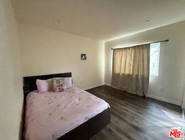 19604 Victory Boulevard photo 7