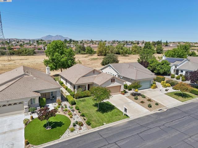 491 Central Park Pl, Brentwood CA: https://media.crmls.org/mediaz/e354666d-7086-4081-bf92-ba0427782bfc.jpg