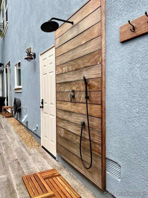 517 N Cedros, Solana Beach CA: https://media.crmls.org/mediaz/e35528cc-6ff0-4481-a4e3-168d8bcff666.jpg