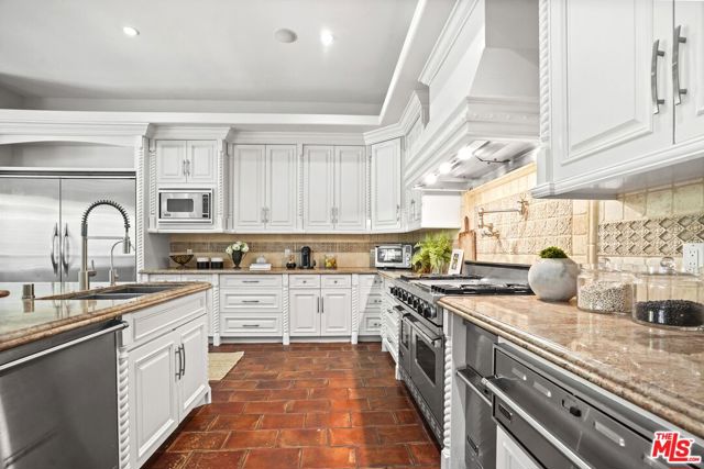 13845 Magnolia Boulevard, Sherman Oaks CA: https://media.crmls.org/mediaz/e35642d3-4a8f-48e3-9956-00f57d5e6245.jpg