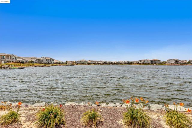 2281 Garden Farms Ave, Lathrop CA: https://media.crmls.org/mediaz/e356dd3d-2881-4db1-ab4a-2d712f2e7045.jpg