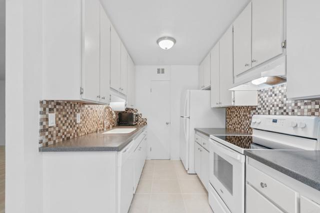 Detail Gallery Image 13 of 32 For 4891 Collwood Blvd #B,  San Diego,  CA 92115 - 2 Beds | 2 Baths