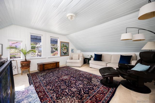 405 Langley St, San Diego CA: https://media.crmls.org/mediaz/e3589c0f-2d9b-459c-93c8-83872bc801c1.jpg