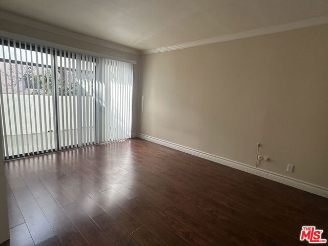 5142 Zelzah Avenue, Encino CA: https://media.crmls.org/mediaz/e358c2db-2b43-4b5b-b45c-452d7209b816.jpg