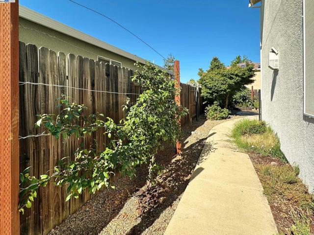 660 Mazzolo Dr, Lincoln CA: https://media.crmls.org/mediaz/e3593949-55a6-4a8f-b605-e8c05d441dbc.jpg