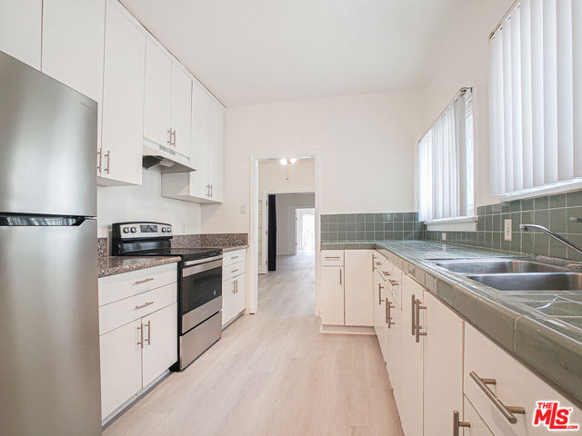 336 S Wilton Place, Los Angeles CA: https://media.crmls.org/mediaz/e35977a7-7042-45b3-9d47-4459a63318e9.jpg