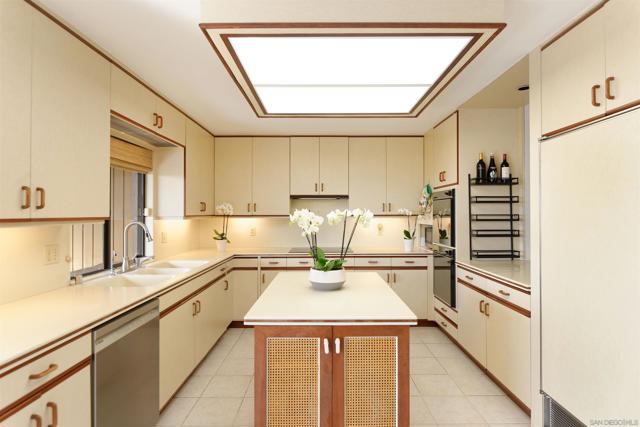 1553 Copa de Oro, La Jolla CA: https://media.crmls.org/mediaz/e359c047-4217-46e8-aab5-20c9ec0e6530.jpg