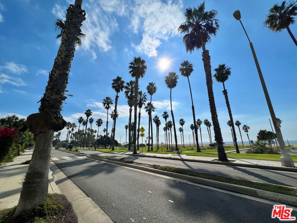 https://media.crmls.org/mediaz/e35aa2c2-60c7-4e14-a4d1-70e6e45ef329.jpg?preset=X-Large