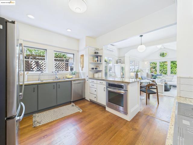 5920 Ivanhoe Rd, Oakland CA: https://media.crmls.org/mediaz/e35b4953-fac5-4c3a-9a7b-e0ef1f254488.jpg