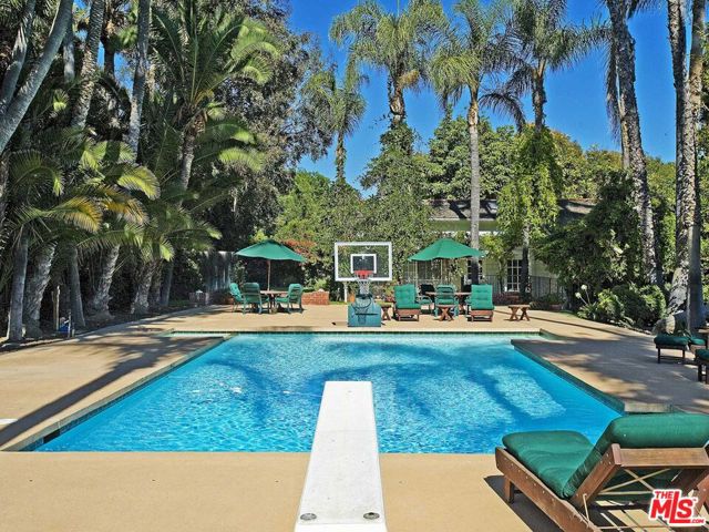 17545 Parthenia Street, Sherwood Forest CA: https://media.crmls.org/mediaz/e35b6cd6-c722-4c23-aae9-a3b708646f33.jpg