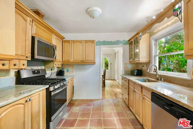 3110 Highland Avenue, Santa Monica CA: https://media.crmls.org/mediaz/e35bafab-914f-42e6-af68-bc3cedb779ba.jpg