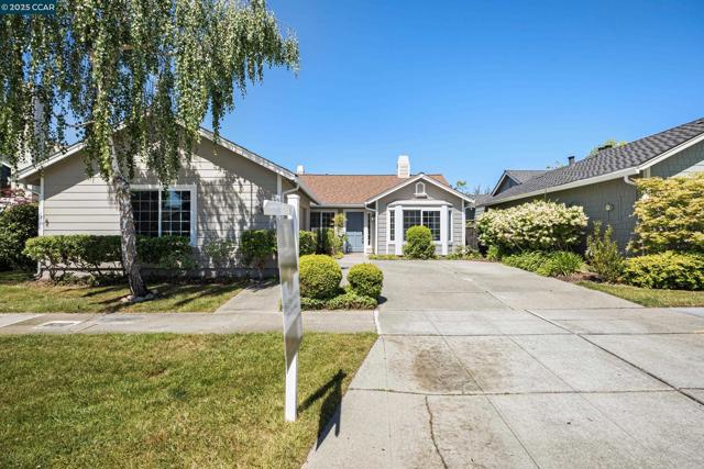 39 Crane Ct, Alameda CA: https://media.crmls.org/mediaz/e35c69a9-511d-49aa-87ce-6bf85050f2e8.jpg