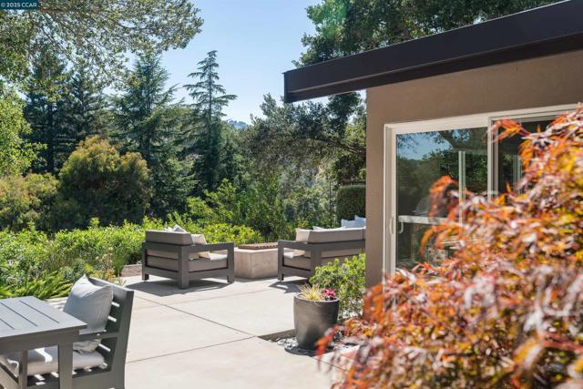 10 ICHABOD LANE, Orinda CA: https://media.crmls.org/mediaz/e35d10d7-ffde-4ac1-8f1a-381bda0892fb.jpg