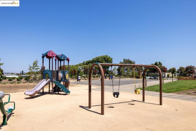 15388 Heron Dr, San Leandro CA: https://media.crmls.org/mediaz/e35d8de2-4606-4353-8dec-e6edb31193a1.jpg