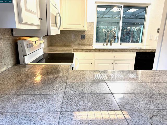 2139 Chestnut Dr, Pittsburg CA: https://media.crmls.org/mediaz/e35da7b6-1dd7-471a-a271-47024254b621.jpg