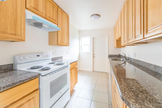 1815 Fairview St, Berkeley CA: https://media.crmls.org/mediaz/e35eb5d3-b2dc-4d7a-ade1-4c97500532c7.jpg