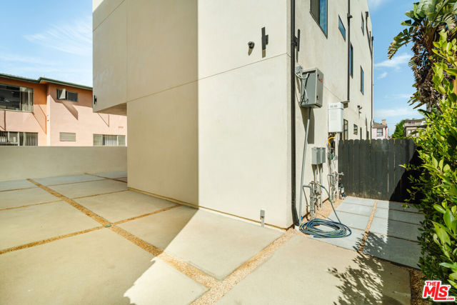 1343 S Ogden Drive, Los Angeles CA: https://media.crmls.org/mediaz/e35f0de1-61ea-4998-90f4-d4fcd10c9dfd.jpg