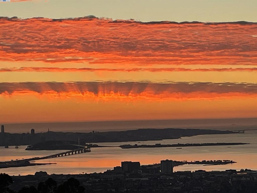 https://media.crmls.org/mediaz/e35f5e7d-458a-4a95-9c30-77f69b557b7c.jpg?preset=X-Large