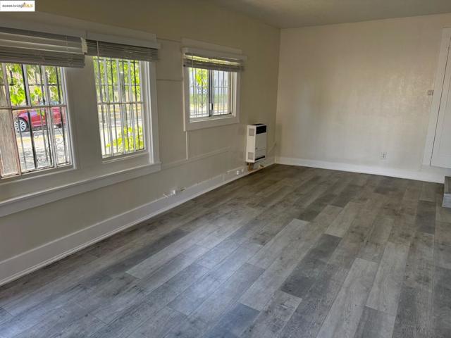 2542 Filbert St, Oakland CA: https://media.crmls.org/mediaz/e3602ea9-827a-4f36-a394-f53638c72b0f.jpg