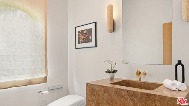 7046 Grasswood Avenue, Malibu CA: https://media.crmls.org/mediaz/e360e28e-17e3-4fb8-90f8-fa36e903540c.jpg