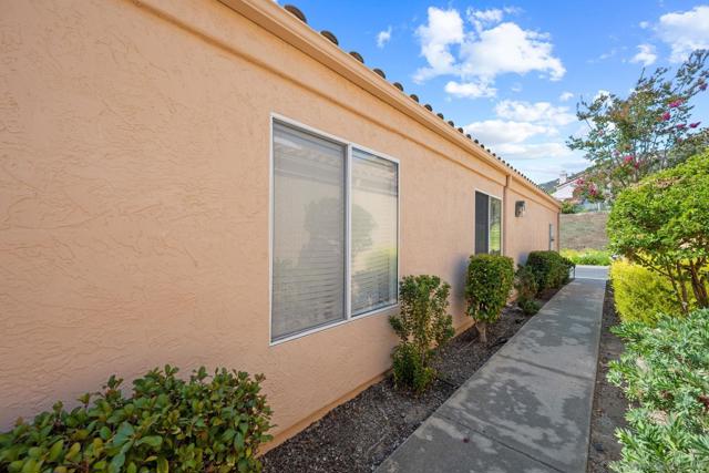 1709 Doral Gln, Escondido CA: https://media.crmls.org/mediaz/e36185d5-b9bf-4cf4-b53f-451165598e70.jpg