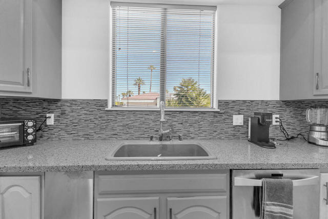 29 El Roble Court, Rancho Mirage CA: https://media.crmls.org/mediaz/e361d814-dc38-46a7-8d69-548e77c4efd9.jpg