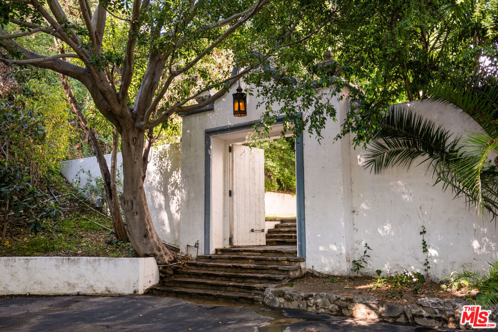 1196 Brooklawn Drive — architectural residence