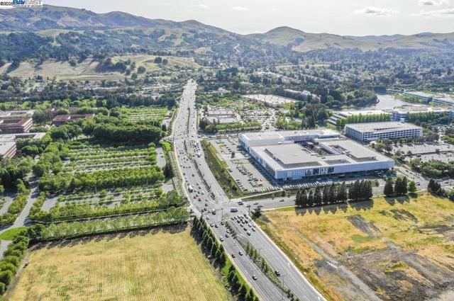 2030 Canyon Woods Drive, San Ramon CA: https://media.crmls.org/mediaz/e36270f4-8310-4ce4-9ca7-cfdc17d48964.jpg