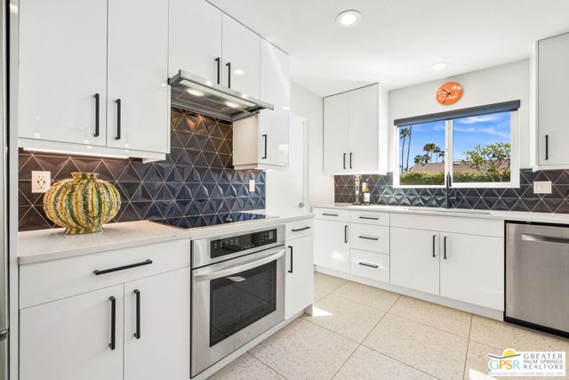 1244 S San Mateo Drive, Palm Springs CA: https://media.crmls.org/mediaz/e363f6a1-beb5-4713-bb6f-9978c5386979.jpg