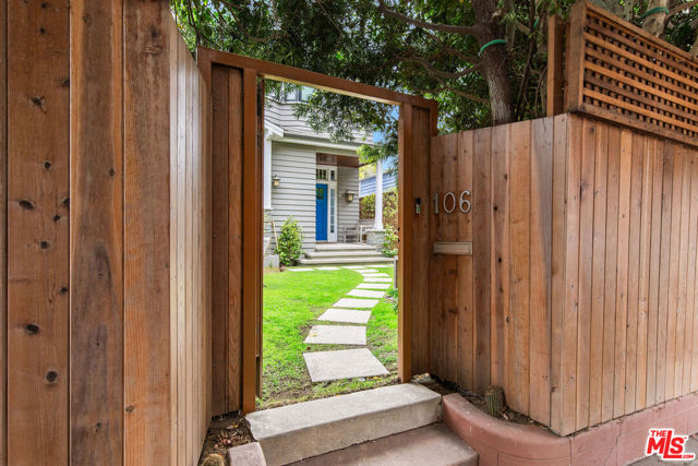 106 Dudley Avenue, Venice CA: https://media.crmls.org/mediaz/e3641c91-fb9e-4894-bb82-4e8a19d50e98.jpg