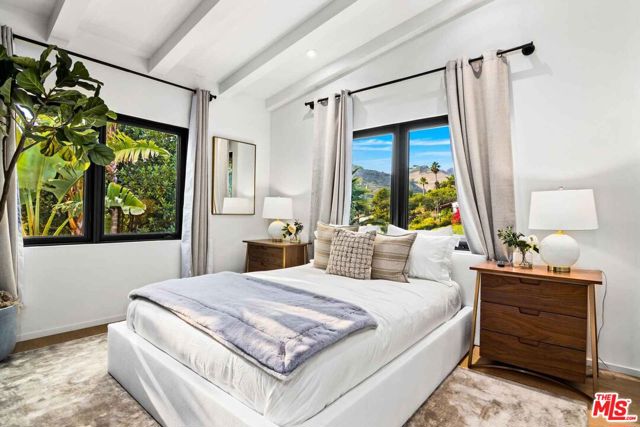 27120 Sea Vista Drive, Malibu CA: https://media.crmls.org/mediaz/e3642887-ae6a-4bc6-bb83-0c65a37e76b6.jpg