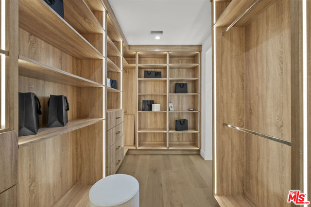5741 Newcastle Avenue, Encino CA: https://media.crmls.org/mediaz/e3648131-9cd4-4992-b3aa-f191cd0e401d.jpg