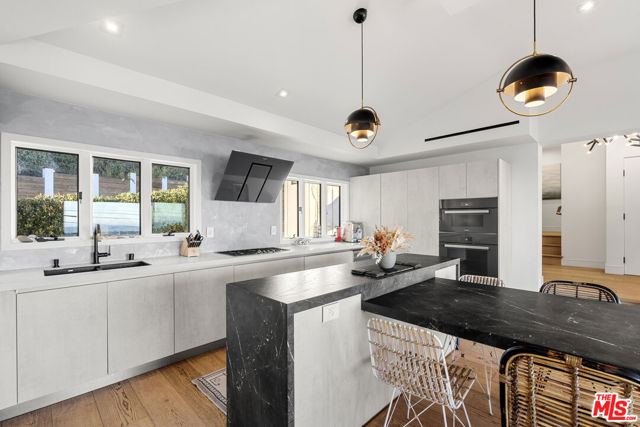 21715 Rambla Vista, Malibu CA: https://media.crmls.org/mediaz/e364dd08-4185-40d9-b8a9-41fc40ee2022.jpg