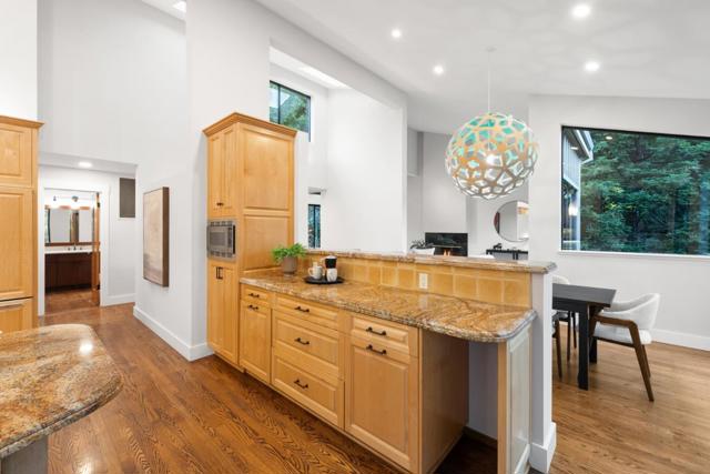 21 Valley Oak Street, Portola Valley CA: https://media.crmls.org/mediaz/e365683b-1e92-4dd8-99b6-5aefe11903a9.jpg