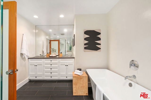 2771 Claray Drive, Los Angeles CA: https://media.crmls.org/mediaz/e365e27e-a023-4ba5-ac48-fe38218ab49b.jpg