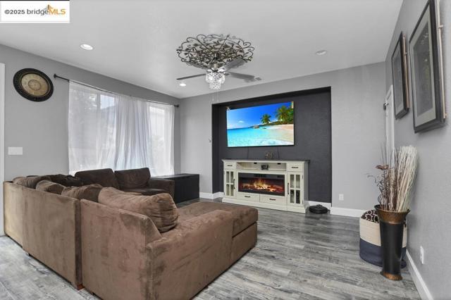 25 Solitude Ct, Oakley CA: https://media.crmls.org/mediaz/e36630d3-7f0d-4532-b0cf-892afee1b2a0.jpg