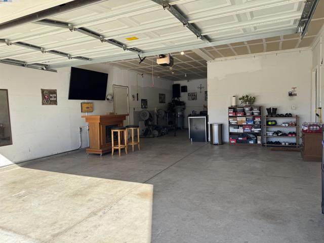 10342 Mono Ct, Stockton CA: https://media.crmls.org/mediaz/e3671b9e-fe58-4528-994f-f8243f500562.jpg