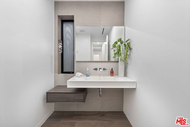 1609 N Stanley Avenue, Los Angeles CA: https://media.crmls.org/mediaz/e3672dc9-9c47-488e-bf82-a99bab660cf2.jpg