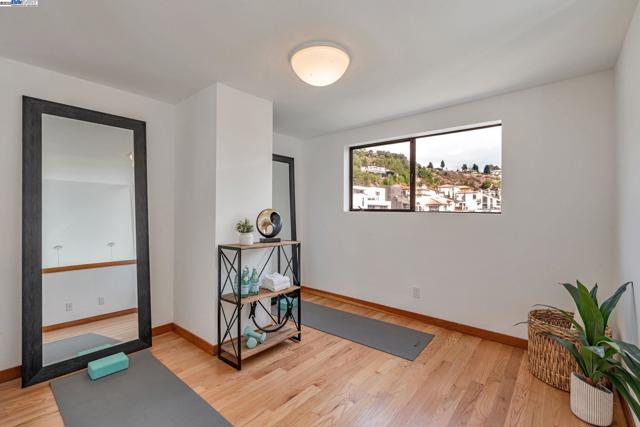 1522 Grand View Drive, Berkeley CA: https://media.crmls.org/mediaz/e368668d-fe5e-4d1e-93e2-c76a344b3cc0.jpg