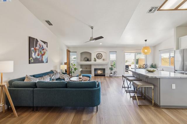 5408 La Salle Way, Vallejo CA: https://media.crmls.org/mediaz/e3690187-6efc-405b-b2e1-7e36a45fef9d.jpg