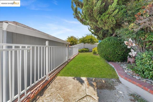 2362 Somerset Ave, Castro Valley CA: https://media.crmls.org/mediaz/e3695fd2-167d-49a7-b786-fe93bbfdba65.jpg