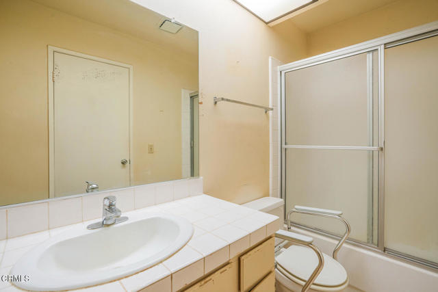 6909 Pala Mesa Drive, Oak Park CA: https://media.crmls.org/mediaz/e369a657-e699-4384-8783-a57f5286264d.jpg