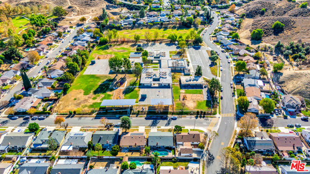 2425 Dusan Street, Simi Valley CA: https://media.crmls.org/mediaz/e36be92f-4b57-4501-a072-50e20165390b.jpg