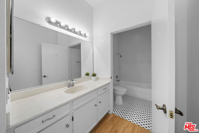 533 S St Andrews Place, Los Angeles CA: https://media.crmls.org/mediaz/e36c8116-660e-48b5-ae16-a0f2b9f0c46b.jpg