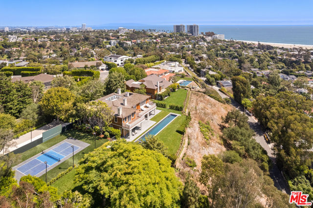 525 Spoleto Drive, Pacific Palisades CA: https://media.crmls.org/mediaz/e36cbafa-786e-4b13-8b36-4fbb4603d479.jpg