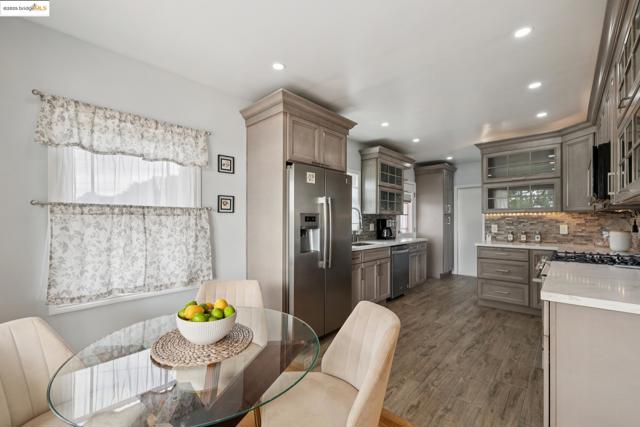 1034 Navellier St, El Cerrito CA: https://media.crmls.org/mediaz/e36d628a-10bf-4baf-b2ca-26d3a7efeb02.jpg