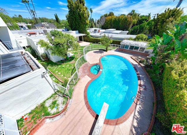 525 N Rexford Drive, Beverly Hills CA: https://media.crmls.org/mediaz/e36d76c4-16aa-4743-ae58-ba8f80413a67.jpg