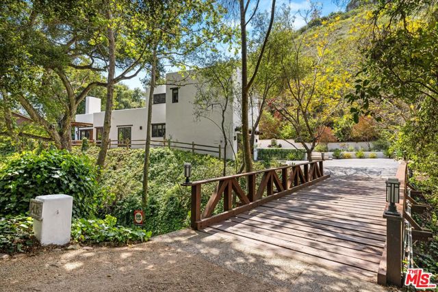 1435 Sycamore Canyon Road, Santa Barbara CA: https://media.crmls.org/mediaz/e36dabd1-4522-476c-ae27-8a57195632bd.jpg
