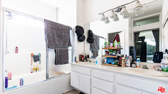 16850 Via Lunado, Moreno Valley CA: https://media.crmls.org/mediaz/e36de6af-a2de-43e3-84ad-04834b839b5a.jpg