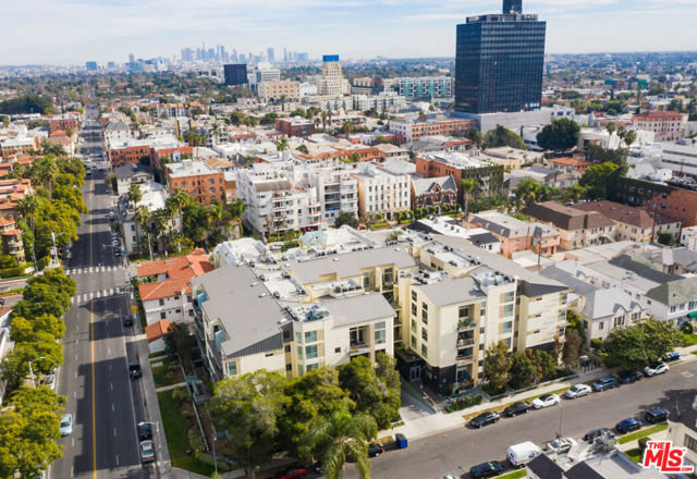 600 S Ridgeley Drive, Los Angeles CA: https://media.crmls.org/mediaz/e36e9512-9f5d-43ed-9be4-eaa3cb1cac63.jpg